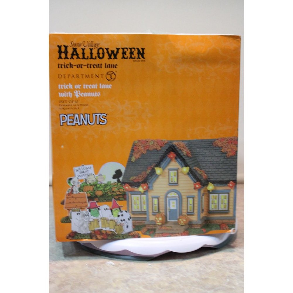 Dept 56 Halloween Village - Trick or Treat Lane with Peanuts